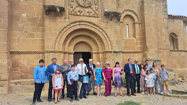 Recibidos y familiares en el exterior de la Basílica