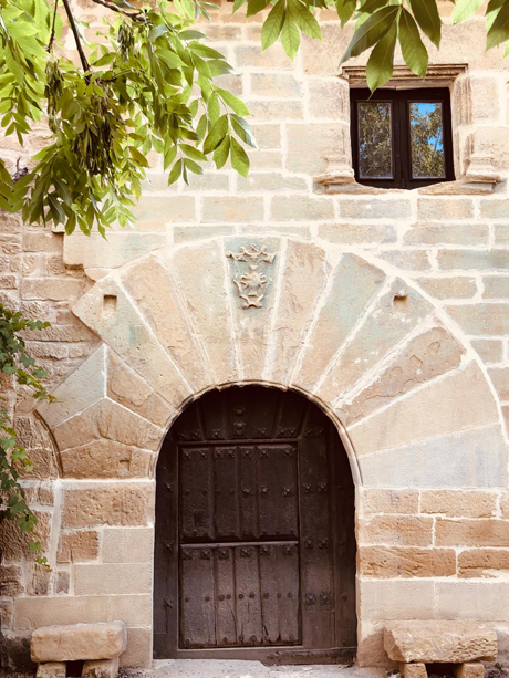 Escudo de la Divisa en las Bodegas de la Real Divisa, del Marqués de Legarda, Ábalos