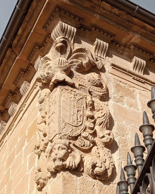 Escudo de Armas del apellido Ramírez de la Piscina en el cuartel derecho
