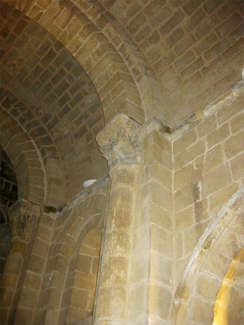 Capiteles en la Real Basílica de Santa María de la Piscina. Capiteles en la Real Basílica de Santa María de la Piscina