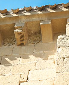 Bas�lica de Santa Mar�a de la Piscina: canecillos de la cornisa